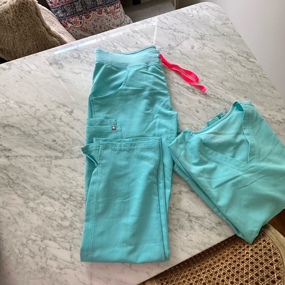 Figs Neon Blue Kade Scrub Pants and Top w/two front pockets - Picture 4 of 4